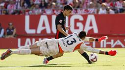 Lamine Yamal menjadi bintang kemenangan Barca dengan memborong dua gol. Dua gol lainnya masing-masing dicetak Dani Olmo dan Pedri. Girona sempat memperkecil ketinggalan berkat gol Cristhian Stuani. (AP Photo/Joan Monfort)