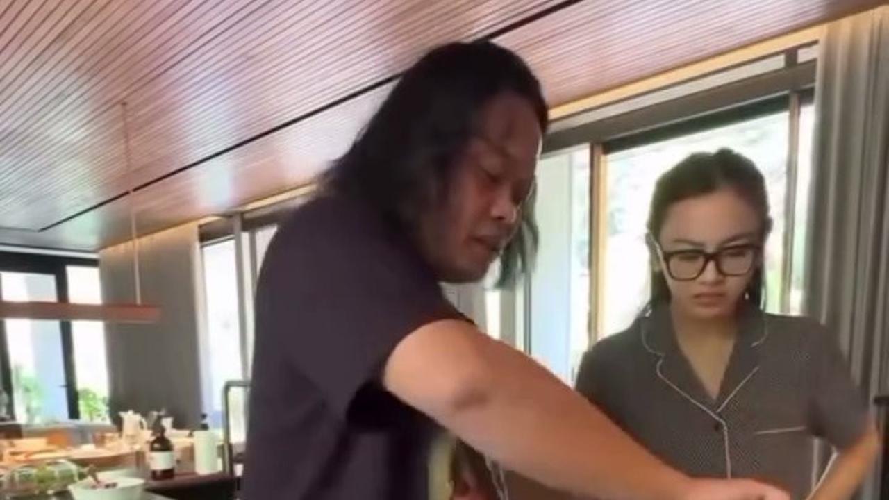 Bukti Disayang Mertua, 7 Potret Akrab Mahalini dan Sule - Penuh Humor Receh Saat Memasak