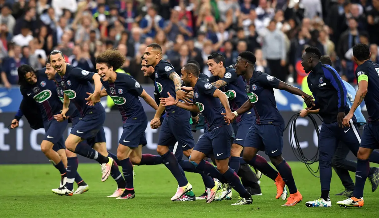 Pemain PSG merayakan kemenangan atas Marseille pada final Coupe de France di Stade de France, Sabtu (21/5/2016). (AFP/Franck Fife)