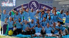 Para pemain Manchester City berpose dengan trofi Liga Inggris usai mengalahkan Brighton di Stadion AMEX, Brighton, Inggris, Minggu (12/5). The Citizens menjadi yang terbaik di musim 2018-2019 setelah memenangi duel sengit dengan Liverpool hingga pekan terakhir. (AP Photo/Frank Augstein)