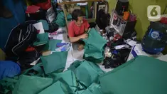 Mustaqim (29), perajin tas menyelesaikan pesanan tas jinjing di Parakan, Pamulang, Tangerang Selatan, Banten, Selasa (30/9/2020). Menurut Mustaqim, pesanan tas dari instansi pemerintah dan perusahaan swasta menurun hingga 70 persen dibandingkan sebelum pandemi Covid-19. (merdeka.com/Dwi Narwoko)