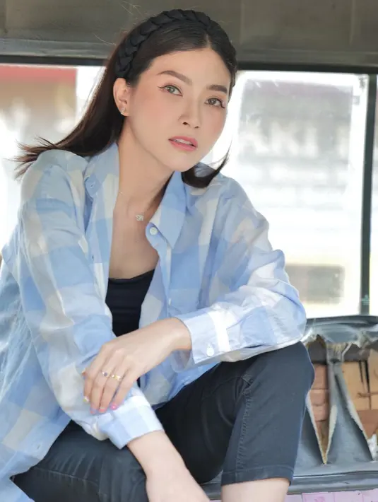 Kini Sarwendah tetap terlihat cantik dan awet muda di usianya yang sudah 33 tahun. Banyak netizen yang menilai penyanyi sekaligus model itu mirip ABG. Gayanya yang kekinian membuat Sarwendah tampak lebih muda. (Liputan6.com/IG/@sarwendah29)