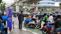 Peruri menggelar aksi sosial dengan membagikan takjil gratis kepada masyarakat di sekitar kantor pusat Peruri, Jakarta Selatan.