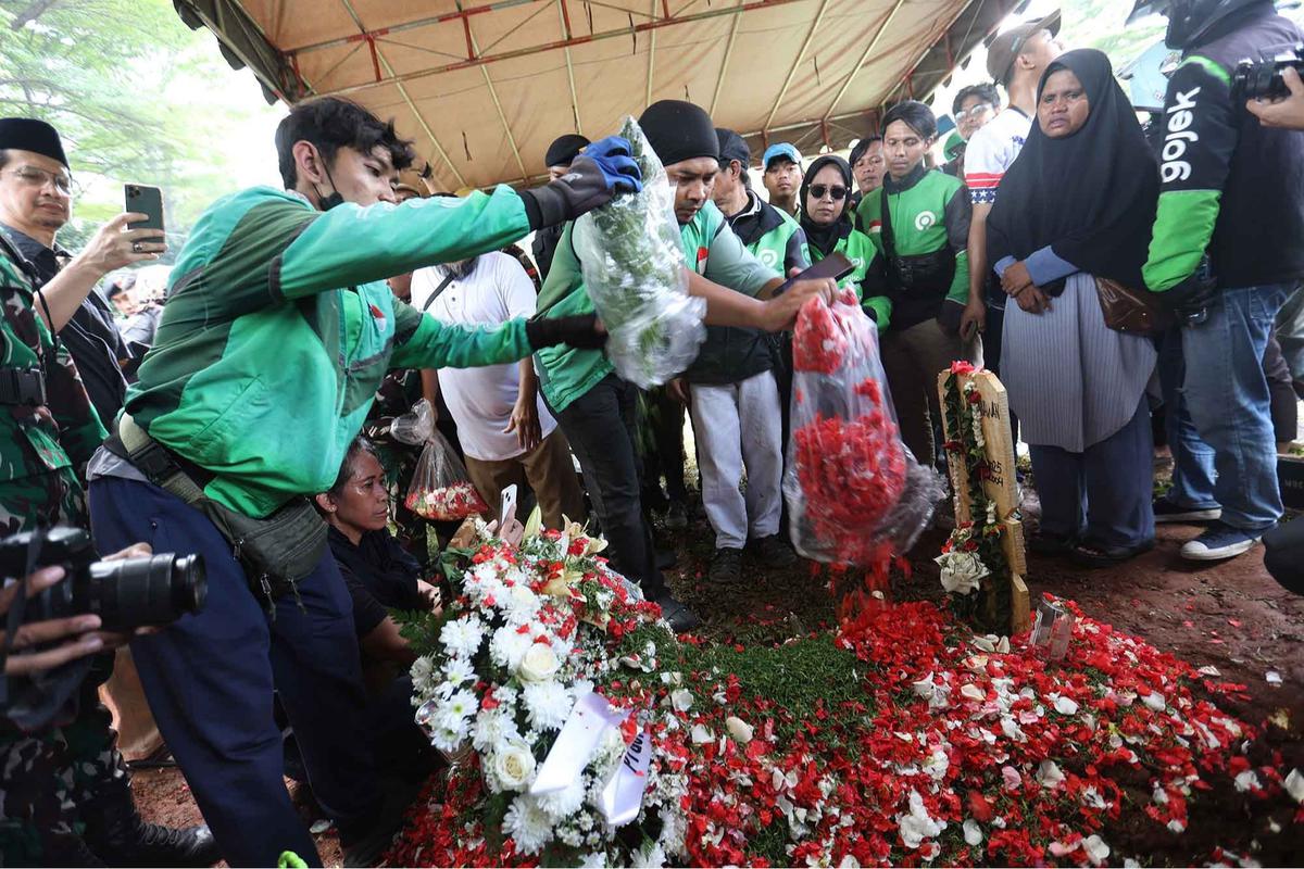 FOTO: Ribuan Ojol Antar Kepergian Affan ke Peristirahatan Terakhir