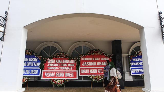 Puluhan karangan bunga memadati teras gedung Kantor Pusat PT Asuransi Jiwasraya (Persero) di Jalan Juanda No.34, Jakarta Pusat, Selasa (15/12/2020).