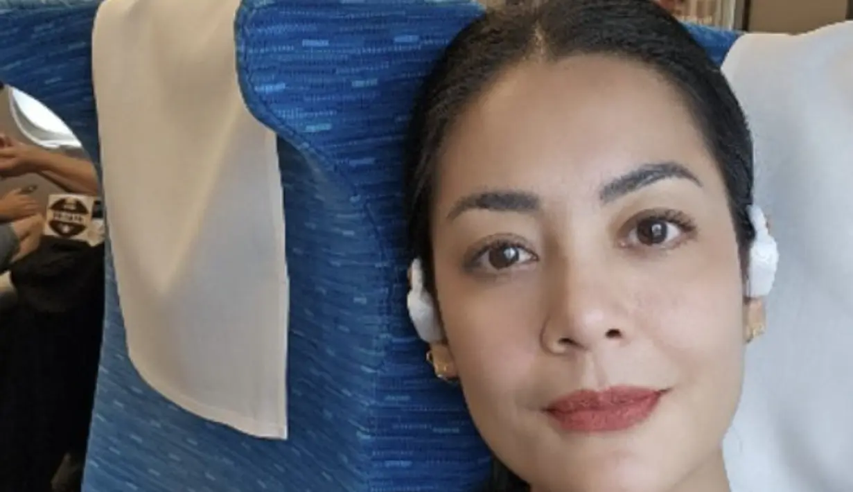 Salah satu hal yang paling mencolok dari kecantikan Lulu Tobing adalah penampilannya yang tetap alami meskipun sudah bertahun-tahun berkecimpung di dunia hiburan. [Foto: Instagram/ Lulu Tobing]