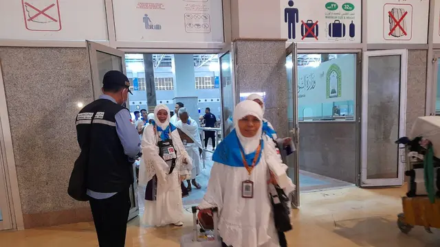Sebanyak 419 jemaah kloter PDG 08 akhirnya tiba di Bandara Internasional King Abdulaziz pada Sabtu (17/5/2025) pagi.