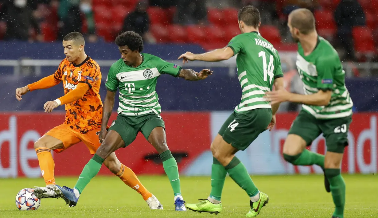 Penyerang Juventus, Cristiano Ronaldo, berusaha melewati pemain  Ferencvaros pada laga lanjutan Liga Champions 2020/2021 di Puskas Arena, Kamis (5/11/2020) dini hari WIB. Juventus menang 4-1 atas Ferencvaros. (AP Photo/Laszlo Balogh)