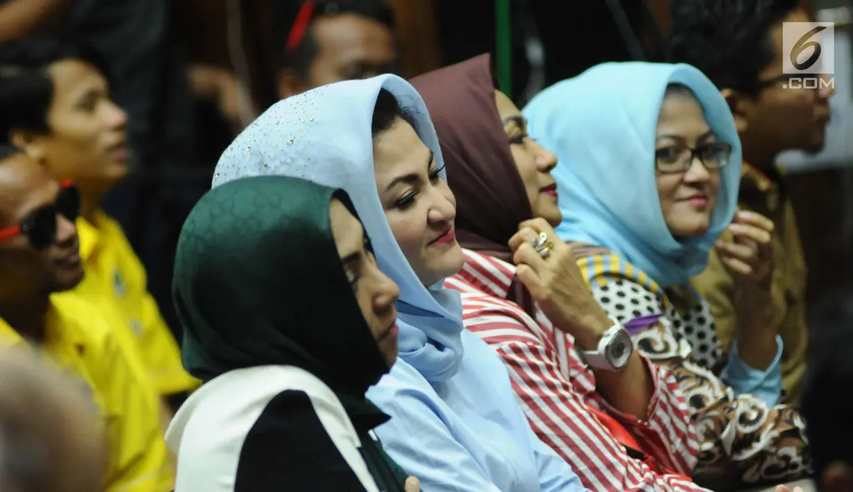 Deisti Astriani Tagor (kedua kiri) mengikuti sidang lanjutan dugaan korupsi e-KTP dengan terdakwa Setya Novanto di Pengadilan Tipikor, Jakarta, Kamis (11/1). Sidang beragendakan mendengar keterangan empat orang saksi. (Liputan6.com/Helmi Fithriansyah)