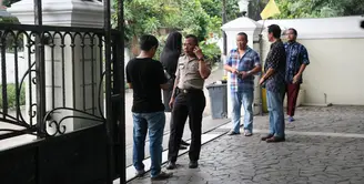 Kabar duka kembali menyelimuti industri hiburan tanah air. Sys Ns, sosok seniman yang serba bisa meninggal dunia pada Selasa (23/1/2018). Sebelumnya, Sys sempat merasakan sakit perut dan dilarikan ke RS Pondok Indah. (Nurwahyunan/Bintang.com)