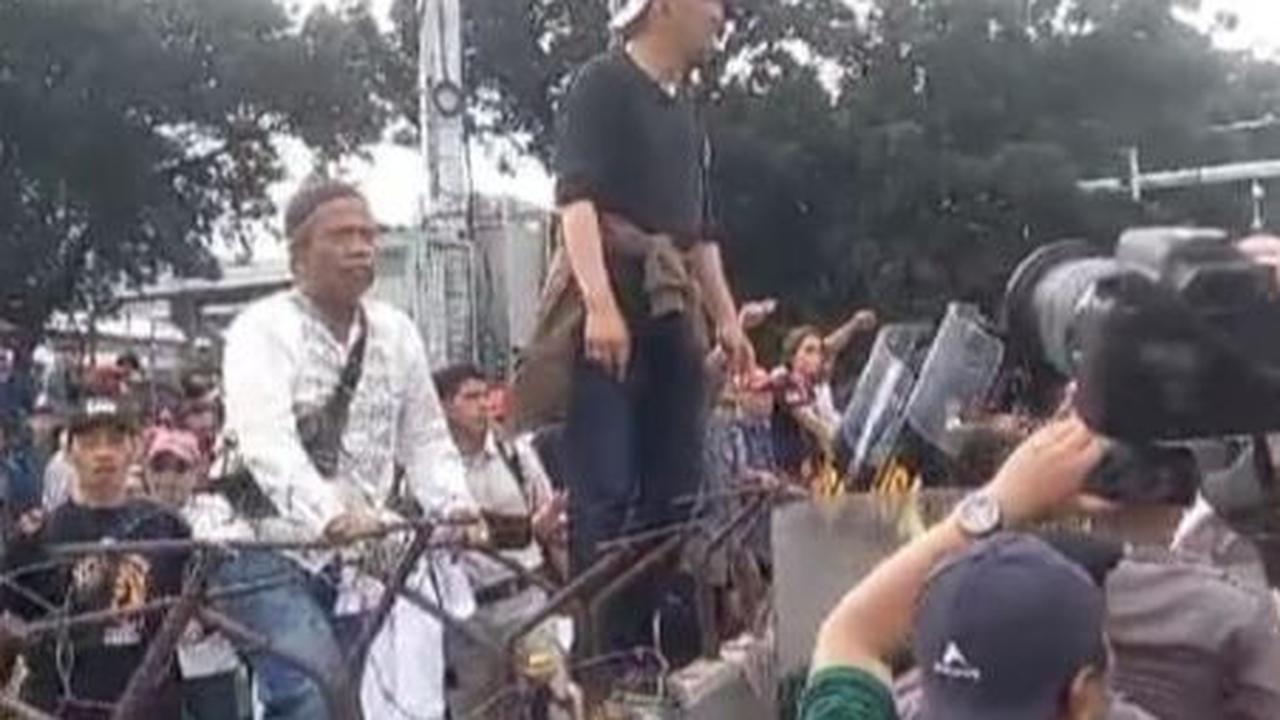 Di hadapan para pendemo, Refly mengaku bangga terhadap tiga hakim berani melakukan dissenting opinion. Sayangnya terdapat lima hakim lainnya menolak hingga disebut 'sontoloyo'.