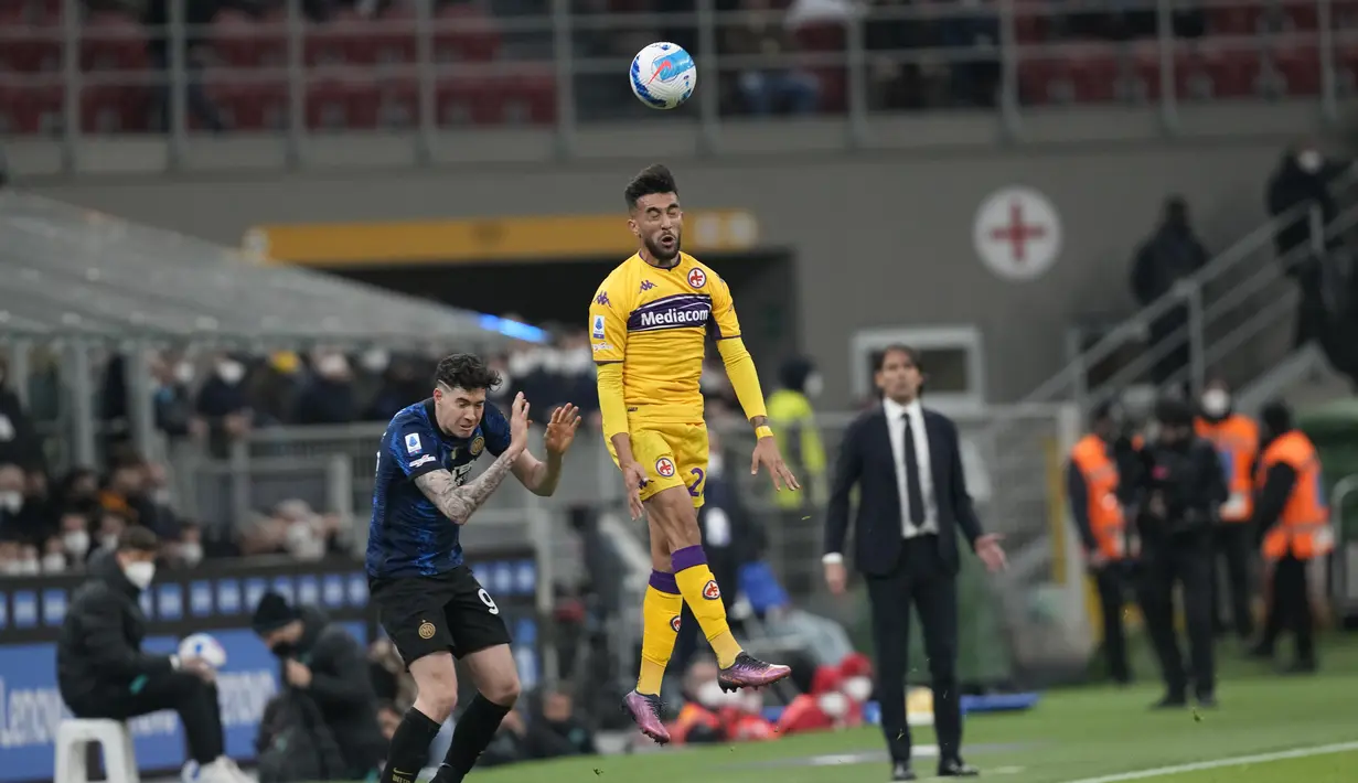 Penyerang Fiorentina, Nicolas Gonzalez berebut bola dengan bek Inter Milan, Alessandro Bastoni pada pertandingan lanjutan Liga Serie A Italia di Stadion San Siro, di Milan, Italia, Minggu (20/3/2022). Inter Milan bermain imbang atas Fiorentina 1-1. (AP Photo/Antonio Calanni)