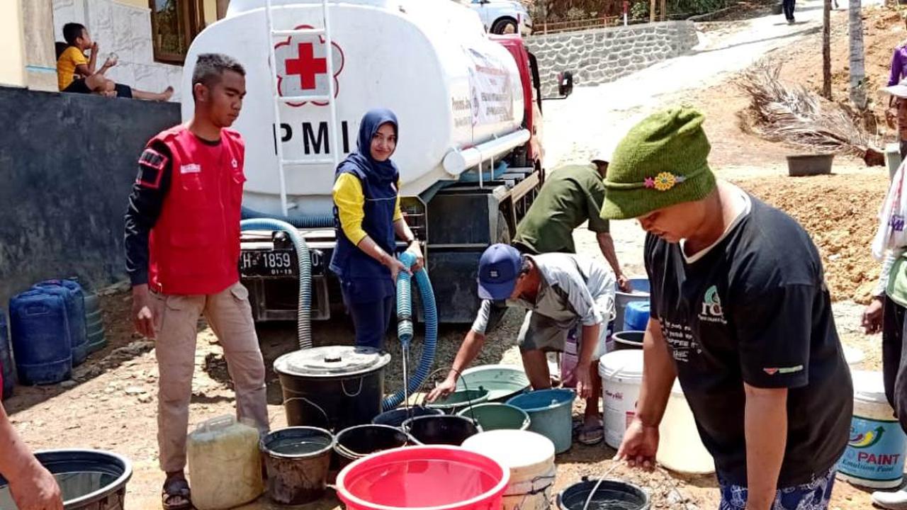IDI Banjarnegara droping air bersih di wilayah yang mengalami krisis air bersih. (Foto: Liputan6.com/IDI Banjarnegara/Muhamad Ridlo)