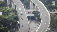 Kendaraan bermotor melintas di kawasan Jalan Layang Non Tol (JLNT) Tanah Abang - Kampung Melayu, Jakarta, Rabu (6/3). Mereka nekat menerobos JLNT untuk menghindari kemacetan. (Liputan6.com/Fery Pradolo)
