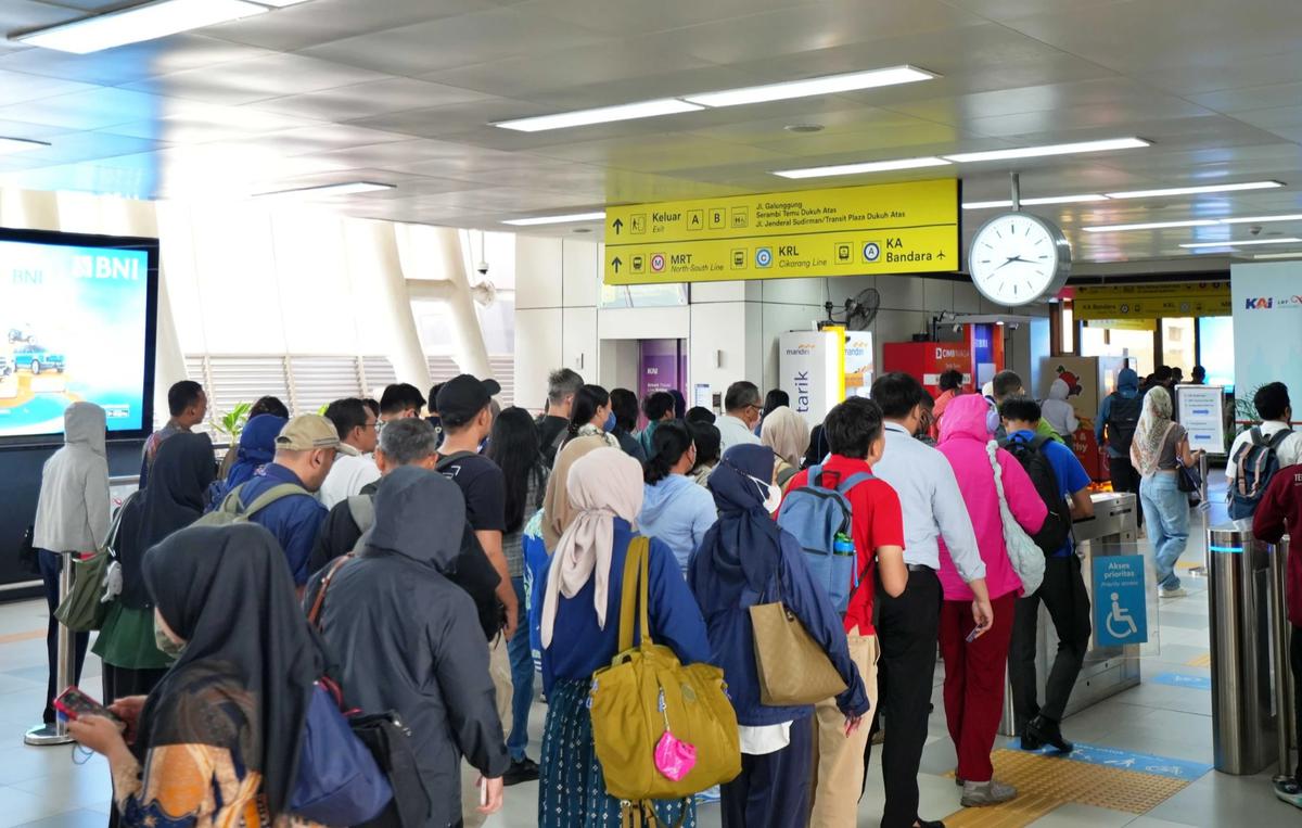FOTO: LRT Jabodebek Tambah Frekuensi Perjalanan Saat Jam Sibuk Pagi