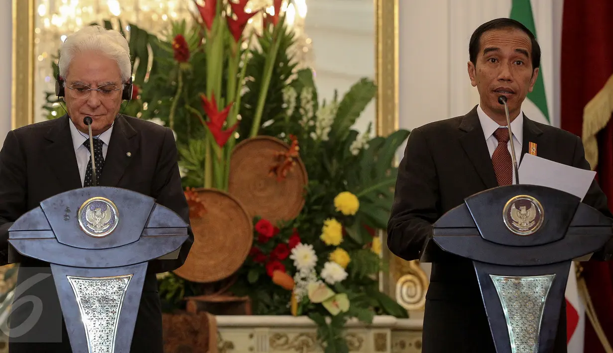 Presiden Joko Widodo dan Presiden Italia Sergio Mattarella menggelar konferensi pers usai penandatanganan MoU Indonesia dan Italia di Istana Merdeka, Jakarta, Senin (9/11/2015). (Liputan6.com/Faizal Fanani)