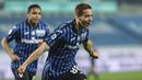 Gelandang Atalanta, Mario Pasalic melakukan selebrasi usai mencetak gol pertama timnya ke gawang Spezia dalam laga lanjutan Liga Italia 2020/2021 pekan ke-27 di Gewiss Stadium, Bergamo, Jumat (12/3/2021). Atalanta menang 3-1 atas Spezia. (LaPresse via AP/Stefano Nicoli)