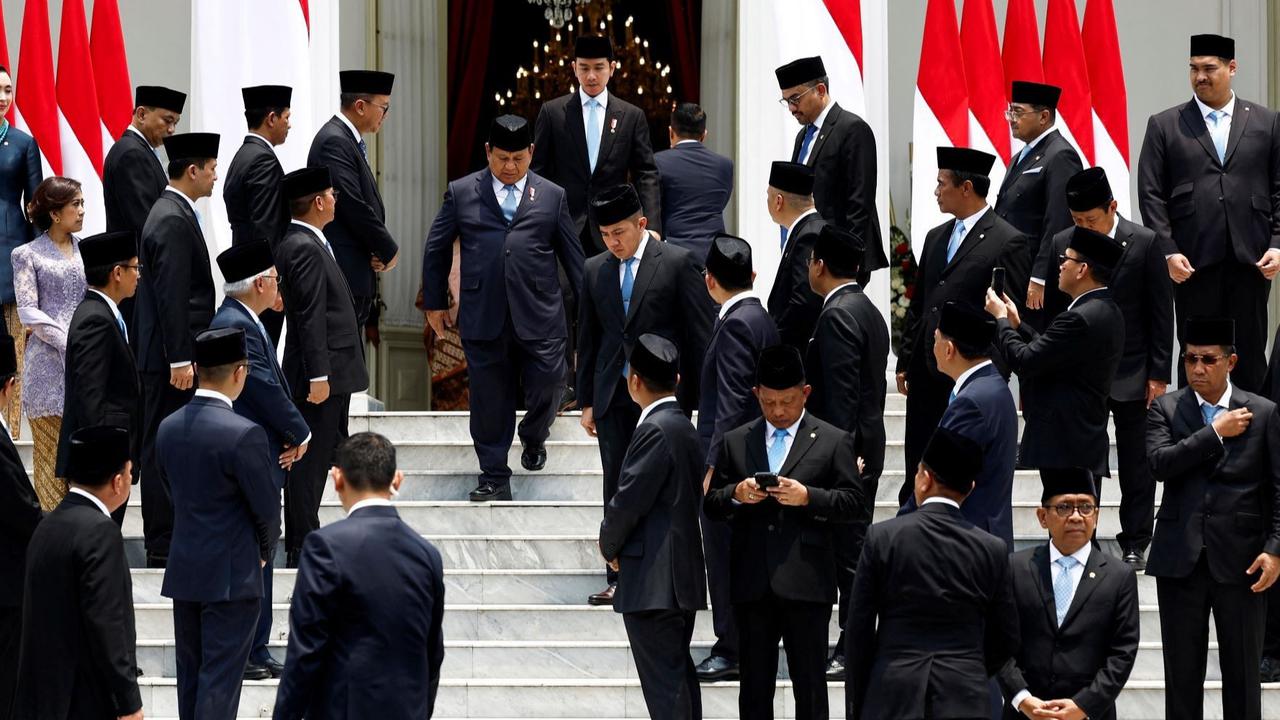 Makna Simbolis di Balik Dasi Biru Muda, Dari Pelantikan Kabinet Merah Putih Hingga Warna Oligarki