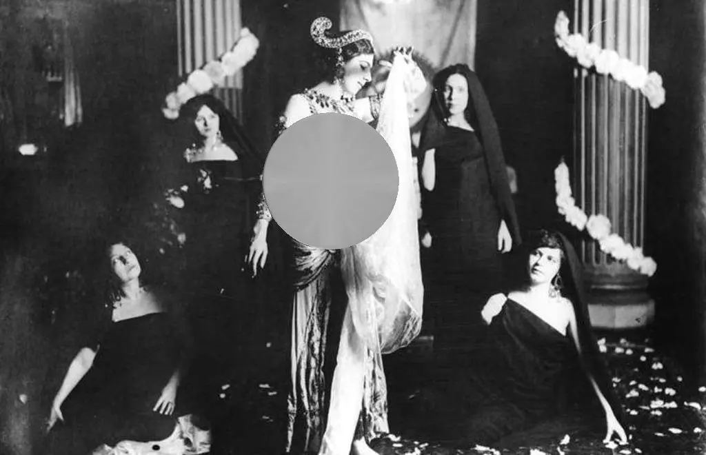 Dengan daya tarik sensualnya, Mata Hari jadi penari erotis yang dikenal di Eropa (Wikipedia)