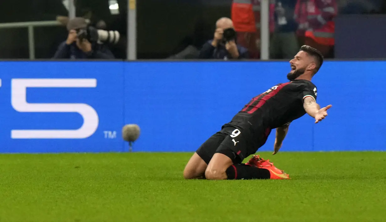 Penyerang AC Milan, Olivier Giroud melakukan selebrasi usai mencetak gol pembuka timnya ke gawang FC Salzburg pada pertandingan lanjutan Grup E Liga Champions di stadion San Siro di Milan, Italia, Kamis (3/11/2022). Giroud mencetak dua gol dan mengantar Milan menang atas Salzburg 4-0.  (AP Photo/Luca Bruno)