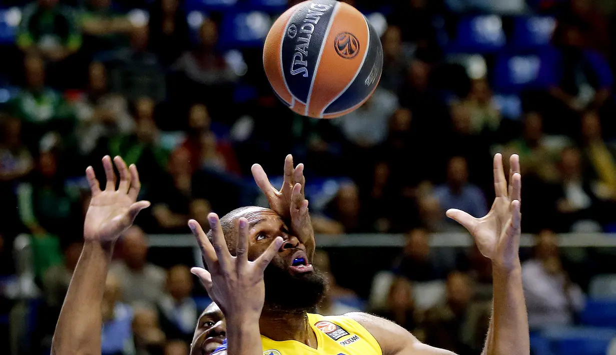 Pemain Unicaja, Will Thomas (kiri) berebut bola dengan pemain Maccabi Tel Aviv, Arinze Onuaku, dalam pertandingan basket Liga Eropa di Jose Maria Martin Carpena, Malaga, Spanyol, (26/11/2015). (EPA/Jorge Zapata)