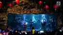 Pemain barongsai tampil di dalam air di Seaworld Ancol, Jakarta, Minggu (3/2). Pertunjukan dalam rangka memeriahkan Tahun Baru Imlek 2570 tersebut mengangkat tema "The Legend of 12 Shio" yang digelar hingga 5 Februari 2019. (Liputan6.com/Johan Tallo)