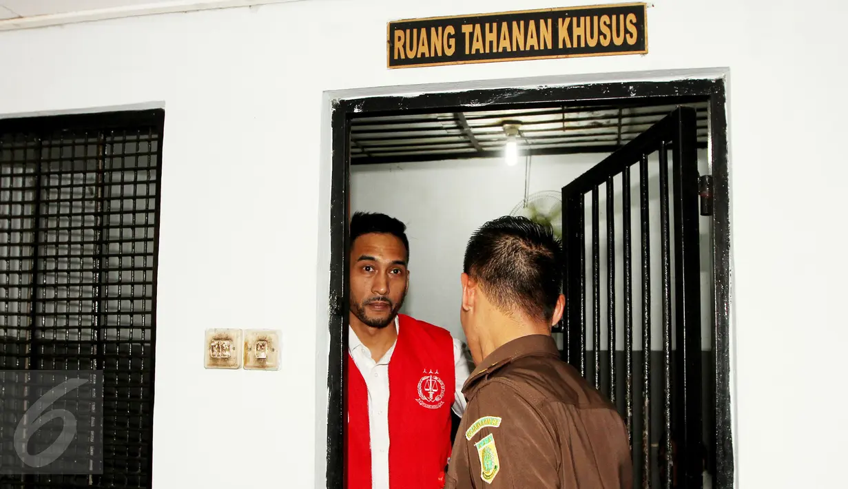 Aktor Restu Sinaga berada di ruang tahanan khusus sebelum menjalani sidang perdana di PN Jakarta Selatan, Kamis (13/10). Wajah Restu Sinaga terlihat sendu sebelum menjalani sidang kasus kepemilikan narkoba pada Juni lalu. (Liputan6.com/Herman Zakharia)