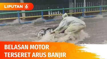 Beginilah detik-detik derasnya arus banjir di Cikutra, Bandung yang menyeret belasan kendaraan motor. Akibatnya, sejumlah kendaraan lain pun saling berbenturan hingga mengalami kerusakan.