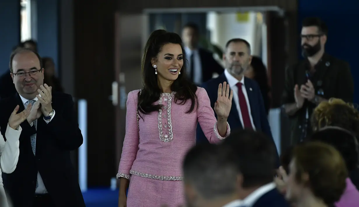 Penelope Cruz menyapa penggemarnya selama acara Festival Film San Sebastian ke-70 di San Sebastian, Spanyol utara 17 September 2022. Penelope Cruz tampil memancarkan gaya vintage dalam balutan busana warna merah jambu retro. (AP Photo/Alvaro Barrientos)