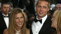 Sebuah kabar menyebutkan foto Brad Pitt dan Jennifer Aniston yang baru-baru ini berciuman beredar luas (AP Files)