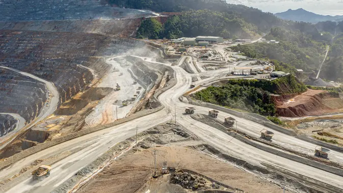 Tambang Batu Hijau merupakan area tambang tembaga dan emas terbesar kedua di Indonesia. Tambang ini memproduksi konsentrat tembaga berkadar tinggi serta mengandung emas dan perak sebagai mineral pengikutnya. (Dok. Amman Mineral Internasional)