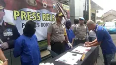 Seorang Bidan di Bojonegoro ditangkap karena mengedarkan puluhan paket sabu.