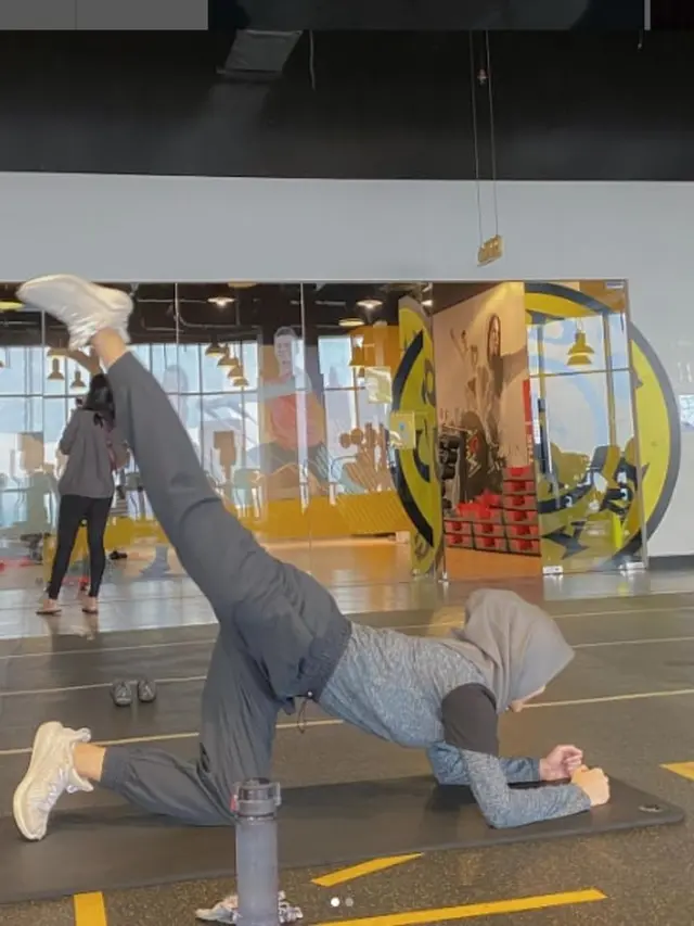 potret Putri Delina sedang olahraga di tempat gym, sumber: @putridelinaa