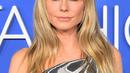 Heidi melengkapi penampilannya dengan cincin chunky, sepatu perak, dan riasan mata hitam. (Charley Gallay/Getty Images for Fashion Trust U.S./AFP)