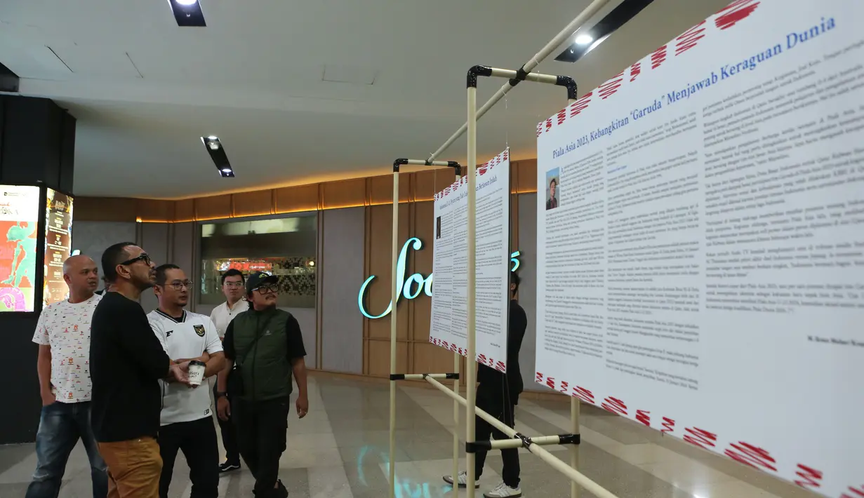 Selain foto, pengunjung juga dapat menikmati 18 karya tulis dari jurnalis media cetak maupun online yang mengangkat kisah-kisah menarik seputar Timnas Indonesia, baik putra maupun putri, di level senior hingga kelompok usia. (Dok. PSSI Pers/PFI Jakarta)