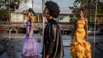 Para model berdiri di atas catwalk sambil memamerkan desain di peragaan busana selama Kibera Fashion Week di pemukiman informal Kibera di Nairobi, pada tanggal 15 Oktober 2023. (LUIS TATO/AFP)