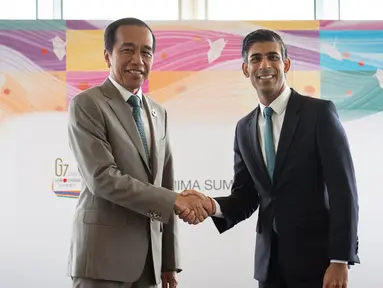 Presiden Indonesia Joko Widodo atau Jokowi (kiri) berjabat tangan dengan Perdana Menteri Inggris Rishi Sunak saat pertemuan bilateral mereka selama KTT G7 di Hiroshima, Jepang, Sabtu (20/5/2023). (Stefan Rousseau/Pool Photo via AP)
