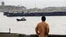 Sejumlah Perahu nelayan terlihat bersandar akibat badai Topan Chan-Hom yang mendekati wilayah Wenling, Zhejiang, China (8/7/2015). Akibat badai aktivitas penerbangan, pelabuhan dan sekolah-sekolah ditutup. (REUTERS/William Hong)