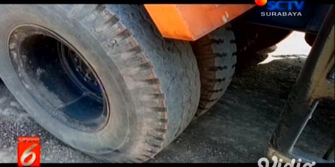 VIDEO: Truk Tabrak Motor di Pasuruan, Satu Tewas