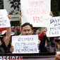 Sejumlah jurnalis dari berbagai organisasi dan media berunjuk rasa di Taman Pandang depan Istana Negara, Jakarta, Jumat (25/1). Mereka meminta Presiden Jokowi mencabut remisi yang diberikan kepada I Nyoman Susrama. (Liputan6.com/Helmi Fithriansyah)