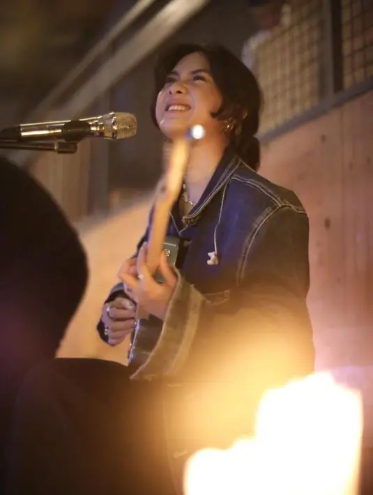 Rahmania Astrini merupakan penyanyi yang kerap menyanyikan ulang atau cover lagu milik artis lain. Suara merdunya berhasil menarik perhatian banyak orang, terutama pengguna media sosial. Foto: Instagram.