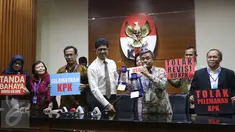 Wakil Ketua KPK Laode M Syarif menerima lentera yang diserahkan oleh Wakil Ketua Forum Rektor Asep Saefuddin sebagai simbol dukungan kepada KPK usai pertemuan di Gedung KPK Jakarta, Jumat (17/3). (Liputan6.com/Helmi Afandi)