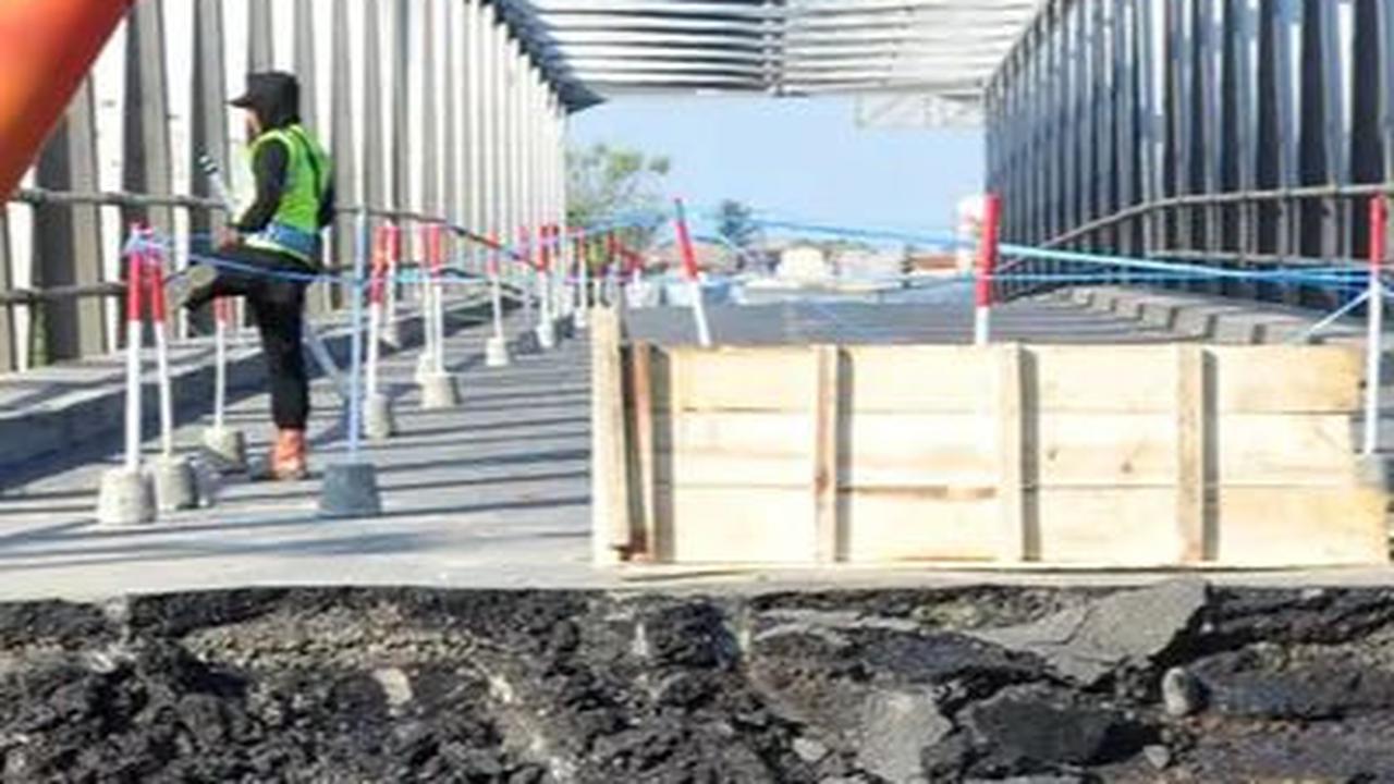 Viral Momen Pekerja Proyek Jembatan Comal Pemalang Kedapatan Tidur di Aspal, Bikin Sedih