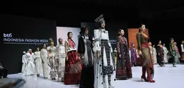Ulos Simetria di Opening Ceremony Indonesia Fashion Week (IFW) 2026. (dok. IFW)
