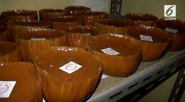 Sebuah dapur pembuatan kue dodol Betawi mampu membuat dua ton kue dodol dan kue keranjang menjelang Lebaran.