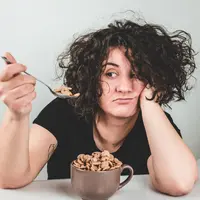 Ilustrasi makan tengah malam. Sumber foto: unsplash.com/Tamas Pap.