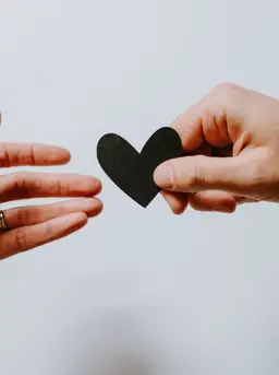 ilustrasi hubungan cinta/Photo by Kelly Sikkema on Unsplash