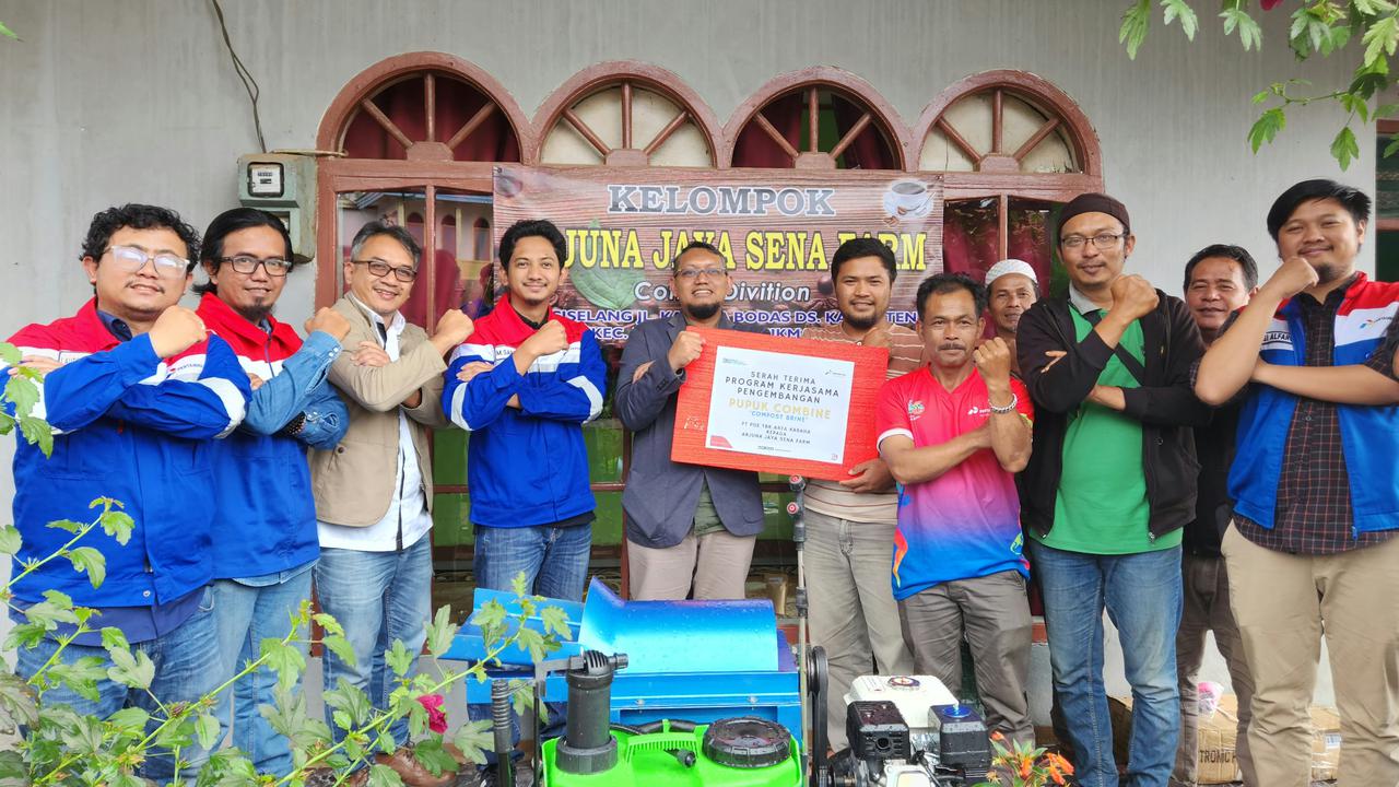 Kelompok tani Jayasena yang menjadi mitra kerja PGE Area Karaha, mendapatkan bantuan dalam penggembangan pupuk combine agar lebih optimal. (Liputan6.com/Jayadi Supriadin)