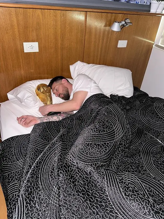 Foto Viral Lionel Messi Tidur Bareng Trofi Piala Dunia, Impian Jadi Nyata