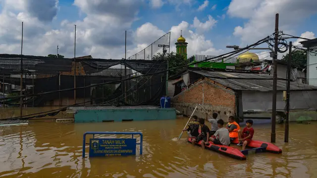 Evakuasi Warga Terdampak Banjir Luapan Kali Ciliwung Jakarta